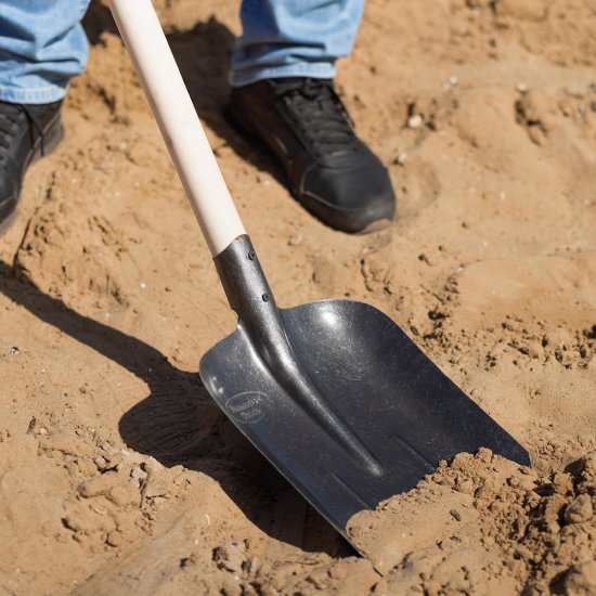 Лопата совковая Павловская Заря рельсовая сталь универсальная с деревянным черенком 1200 мм (811011)