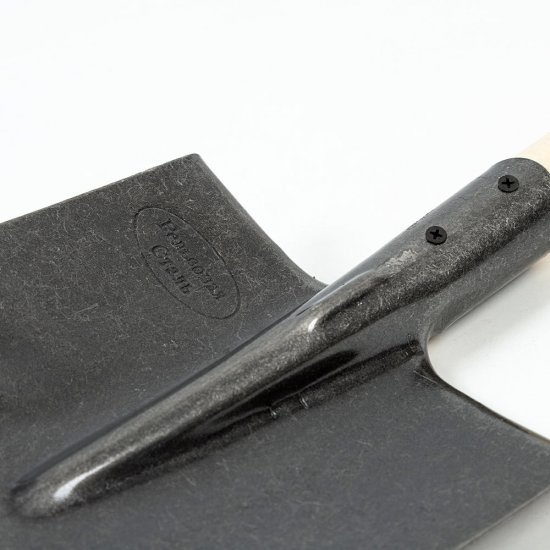 Лопата штыковая Павловская Заря рельсовая сталь с ребрами жесткости универсальная с деревянным черенком 1200 мм (811012)