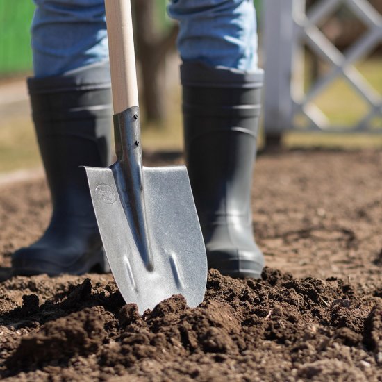 Лопата штыковая Павловская Заря рельсовая сталь с ребрами жесткости универсальная с деревянным черенком 1200 мм (811012)