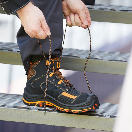 Ботинки кожаные с перфорацией и защитным подноском и стелькой размер 45 черные Мистраль TR4-CK (138924)