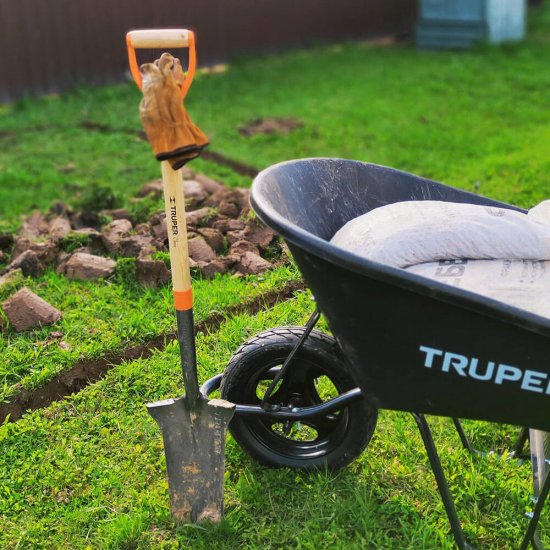 Лопата штыковая Truper Т-2000 углеродистая сталь дренажная с деревянным черенком 550 мм (17163)