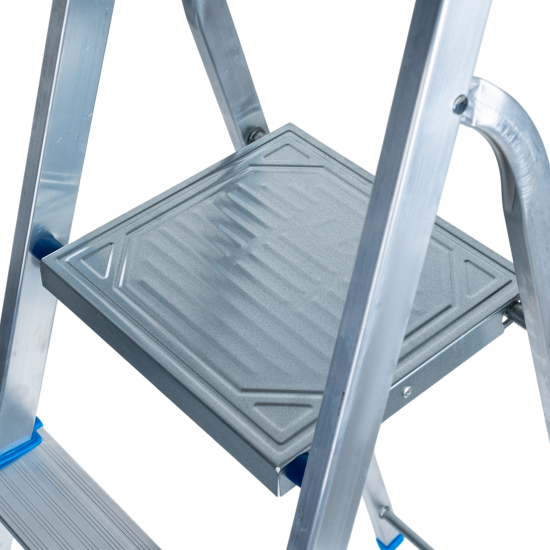 Стремянка алюминиевая Ladderbel STR-AL-4 4 ступени, максимальная нагрузка 150 кг