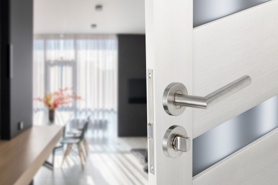 Комплект дверных ручек на розетке Edson WC1R4ST с запиранием цвет нержавеющая сталь