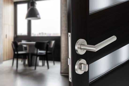 Комплект дверных ручек на розетке Edson WC1R4ST с запиранием цвет нержавеющая сталь