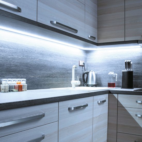 Светодиодная лента Apeyron SMD5050 12В 10мм 5м 14.4Вт/м 60диод/м 700лм/м IP65 3000 4000 6500К изменение оттенков белого