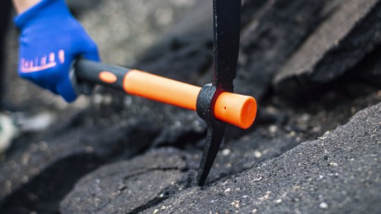 Кирка кованая 3927 фиберглассовая рукоятка 385 мм 400 г