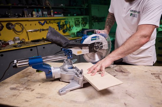 Пила торцовочная сетевая Rockfield RF255SMS, 2000 Вт, 255 мм