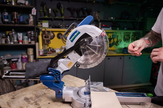 Пила торцовочная сетевая Rockfield RF255SMS, 2000 Вт, 255 мм