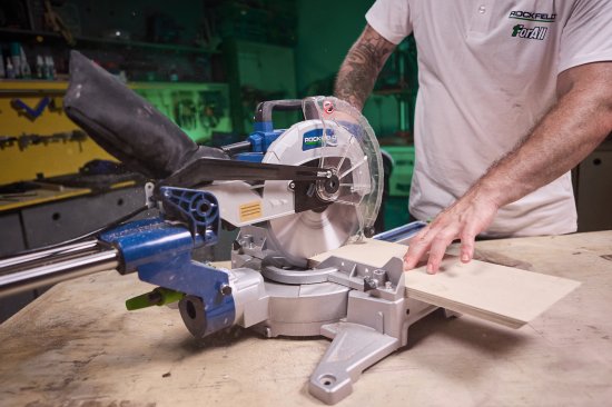 Пила торцовочная сетевая Rockfield RF255SMS, 2000 Вт, 255 мм