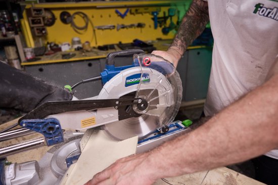 Пила торцовочная сетевая Rockfield RF255SMS, 2000 Вт, 255 мм