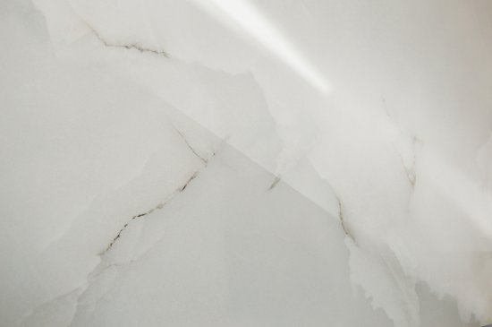 Глазурованный керамогранит Arcadia Ceramica Onyx White Cloud 60x120 см 1.44 м² глянцевый цвет светло-серый
