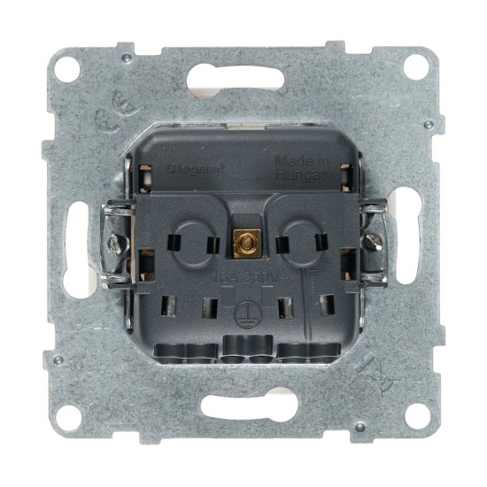 Розетка Legrand Suno встраиваемая белая со шторками (721120)