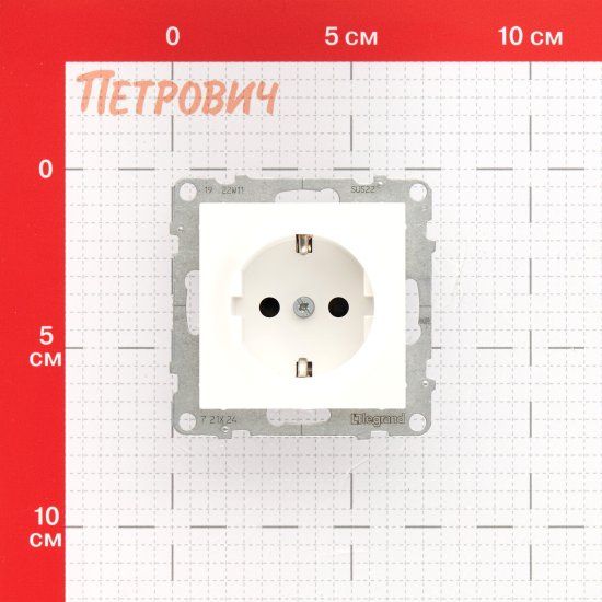 Розетка Legrand Suno встраиваемая белая со шторками (721124)