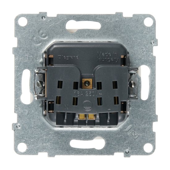 Розетка Legrand Suno встраиваемая белая со шторками (721119)