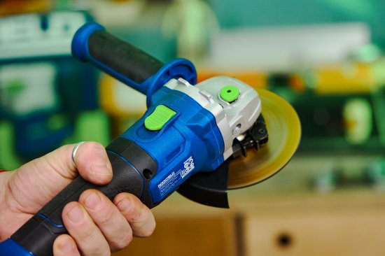 УШМ аккумуляторная бесщеточная Rockfield RF2204BK, 20 В Li-ion 4 Ач, 125 мм