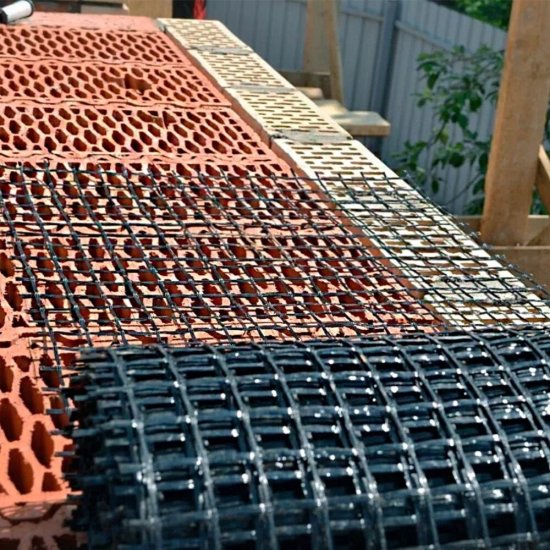 Сетка кладочная базальтовая 25х25 мм 50/50 кН/м 0,37х25 м рулон