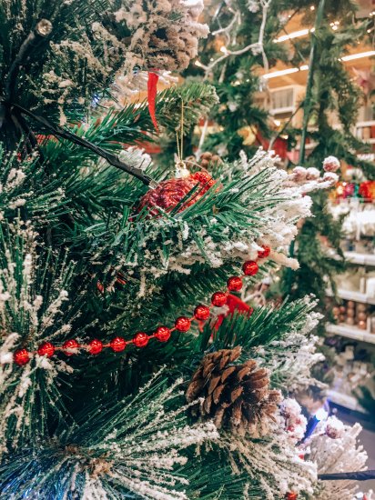 Ель новогодняя искусственная KREAFORTA заснеженная с шишками 180 см зеленый