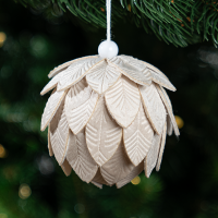 Шар елочный KREAFORTA с лепестками ø8 см бежевый