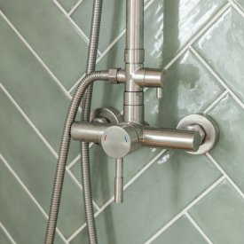 Установка смесителя на стену ванной