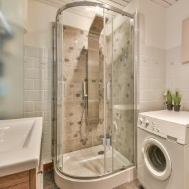 Установка душевой кабины размером до 100 см.