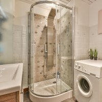 Установка душевой кабины размером до 120 см.