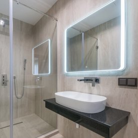 Навеска зеркального шкафа или зеркала с подсветкой на стену