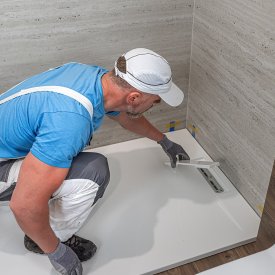 Установка душевого поддона из керамики или литьевого мрамора