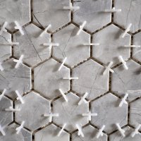 Устройство однокомпонентной затирки в мозаичных швах