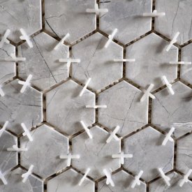 Устройство однокомпонентной затирки в мозаичных швах