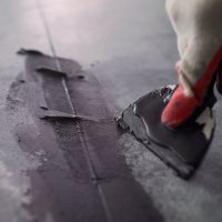 Устройство двухкомпонентной затирки в межплиточных швах