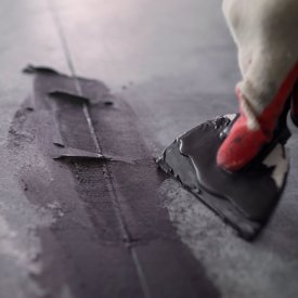 Устройство двухкомпонентной затирки в межплиточных швах