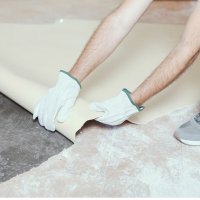 Демонтаж напольного покрытия, уложенного без клея