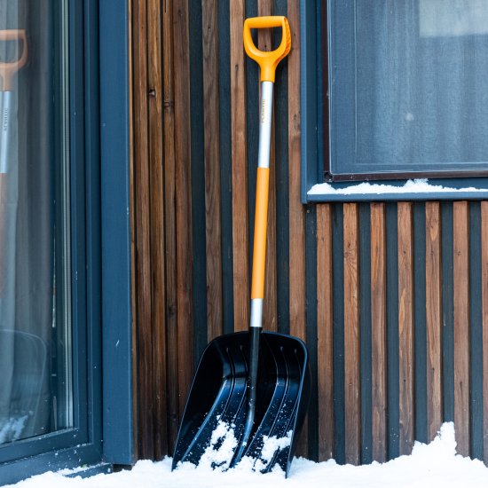 Лопата снеговая Plantic SnowLight полипропилен с алюминиевым черенком 1330х360 мм (12001-01)