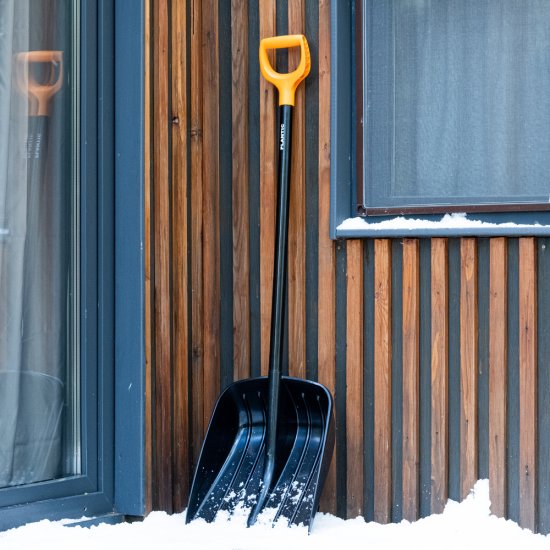 Лопата снеговая Plantic Snow полипропилен с деревянным черенком 1330х355 мм (12003-01)