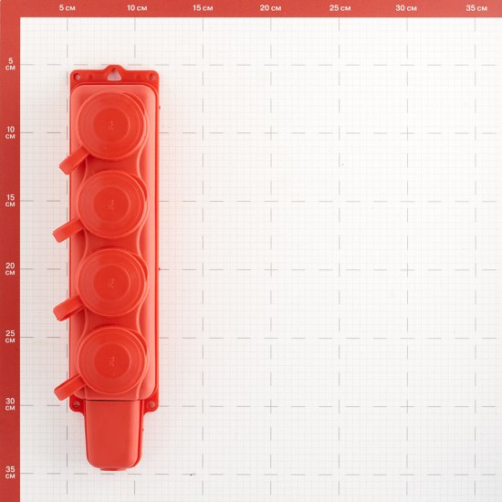 Розетка штепсельная Svet четверная с заземлением IP44 настенная красная