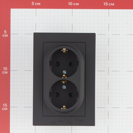 Розетка двойная Systeme Electric AtlasDesign встраиваемая карбон с заземлением со шторками (ATN001026)