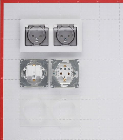 Розетка Systeme Electric Glossa встраиваемая белая со шторками с крышкой (GSL000147)