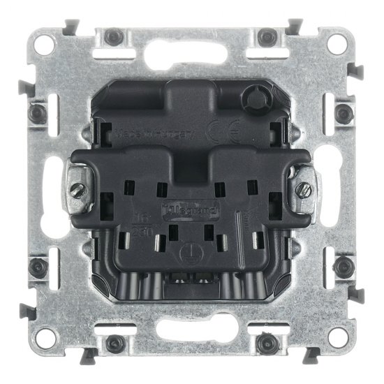 Розетка Legrand Valena Life встраиваемая алюминий со шторками (753616)