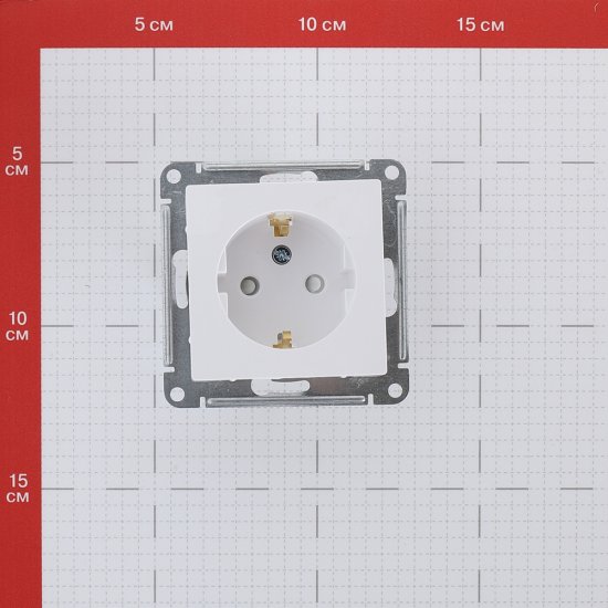 Розетка Systeme Electric AtlasDesign встраиваемая белая с заземлением со шторками (ATN000145)