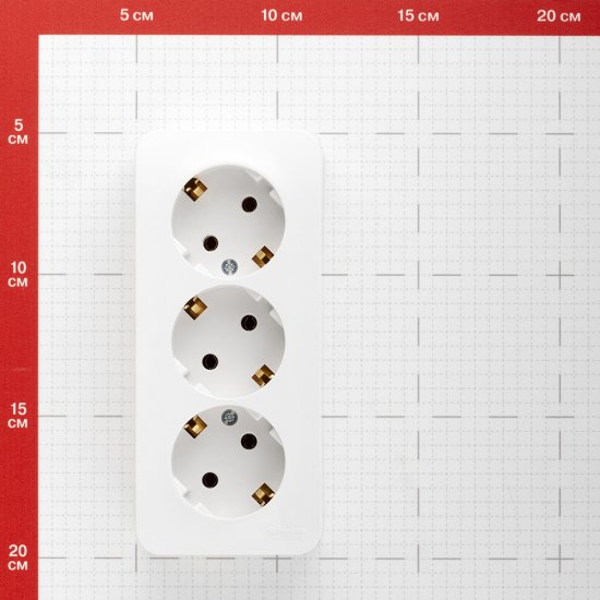 Розетка тройная Systeme Electric Blanca накладная белая с заземлением (BLNRA010311)