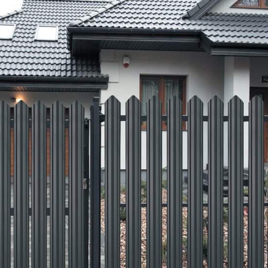 Евроштакетник односторонний М-образный 0,4 мм 100х2000 мм графитовый серый RAL 7024 фигурный срез