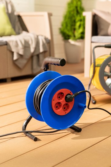 Удлинитель на катушке 4 розетки с заземлением 3x1.5 мм 20 м цвет черный/синий