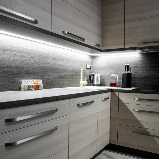 Светодиодная лента для подсветки рабочей зоны Apeyron SMD5050 12В 10мм 2м 10Вт/м 60диод/м 700лм/м 4К нейтральный свет