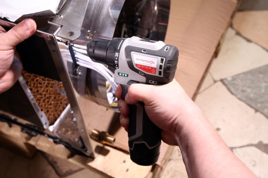 Дрель-шуруповерт аккумуляторная бесщеточная Интерскол ДА-10/12В 687.1.2.70 МиниМАКС, 12 В Li-ion 2x1.5 Ач