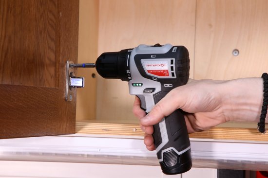 Дрель-шуруповерт аккумуляторная бесщеточная Интерскол ДА-10/12В 687.1.2.70 МиниМАКС, 12 В Li-ion 2x1.5 Ач