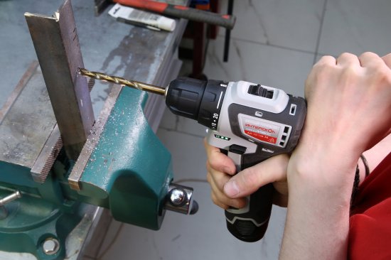 Дрель-шуруповерт аккумуляторная бесщеточная Интерскол ДА-10/12В 687.1.2.70 МиниМАКС, 12 В Li-ion 2x1.5 Ач