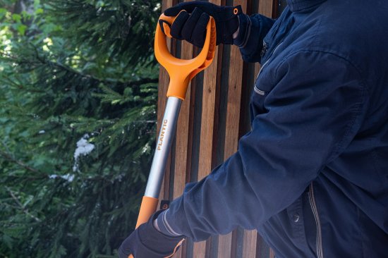 Лопата для уборки снега Plantic Snow Light 12002-01 54.5x150 см с алюминиевым черенком