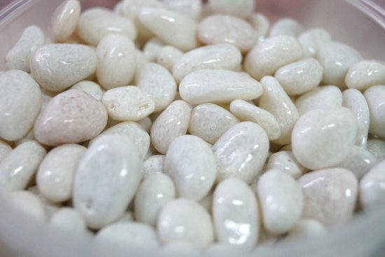 Галька цветная фракция 5-10 мм белая